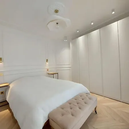 Parisien Mairie 18 Apartment